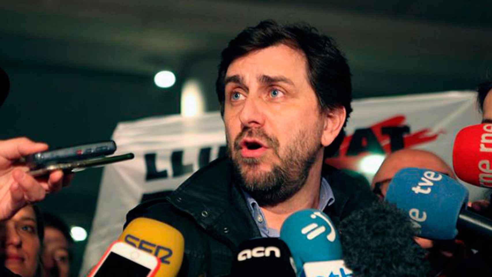 El exconsejero de la Generalitat de Cataluña huido a Bélgica, Toni Comín, hace declaraciones a las puertas del Palacio de Justicia / EFE