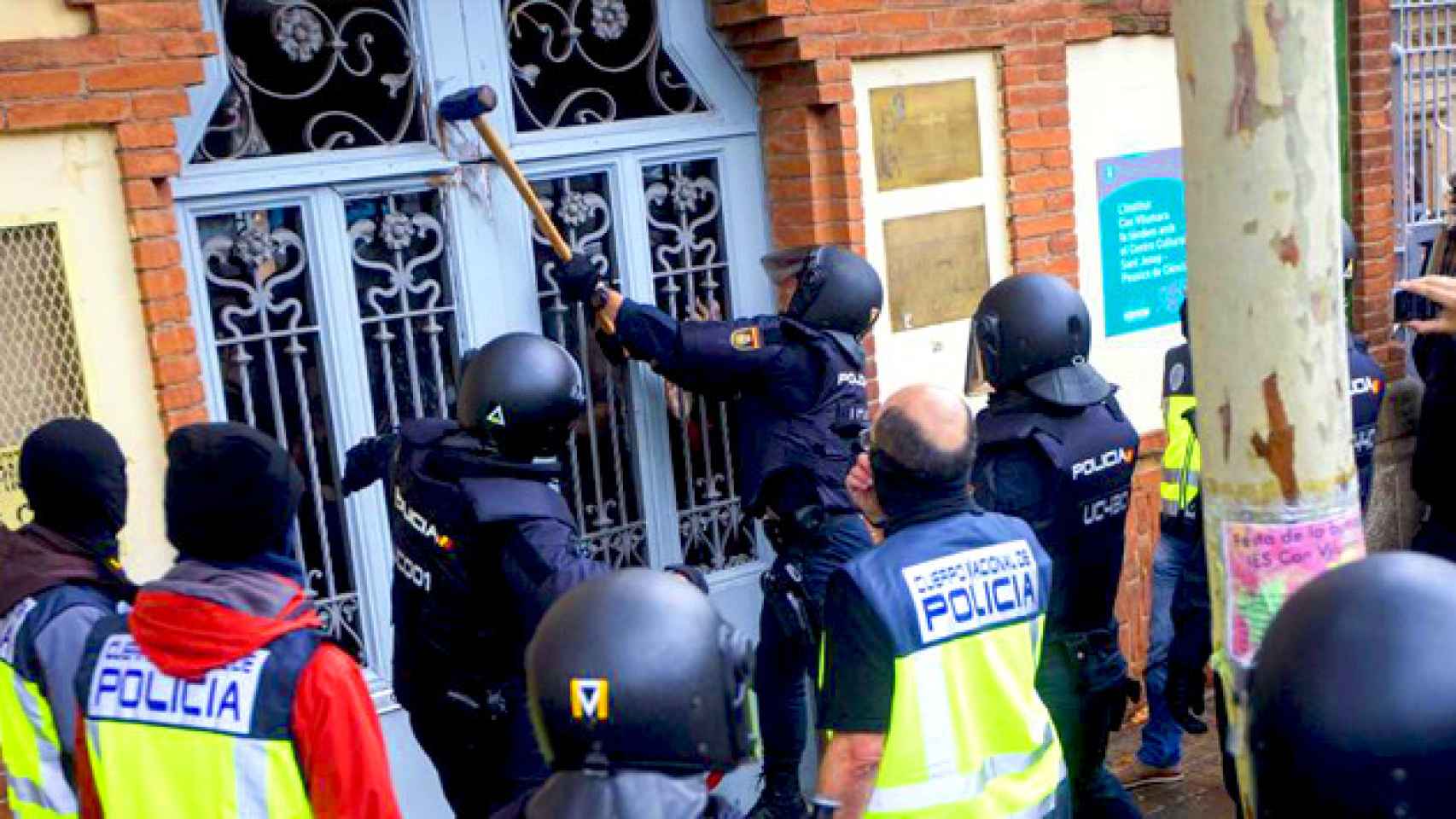 Agentes antidisturbios de la Policía Nacional a las puertas del Instituto Can Vilumara de L'Hospitalet de Llobregat / EFE