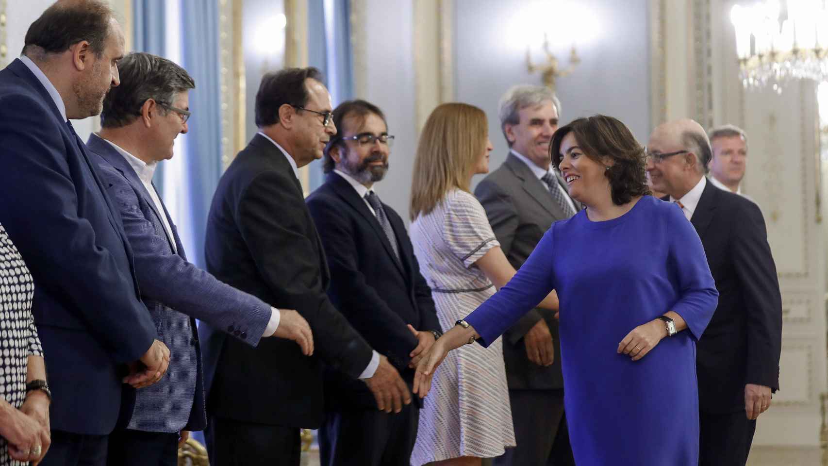 Soraya Sáenz de Santamaría saluda a los representantes de las ccaa en la conferencia de seguimiento de la última reunión de presidentes / EFE