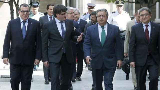 El presidente de la Generalitat, Carles Puigdemont (2i), junto al ministro del Interior, Juan Ignacio Zoido (2d), el delegado del Gobierno en Cataluña, Enric Millo (d), y el conseller de Interior, Jordi Jané (i), antes del comienzo de la reunión de la Jun