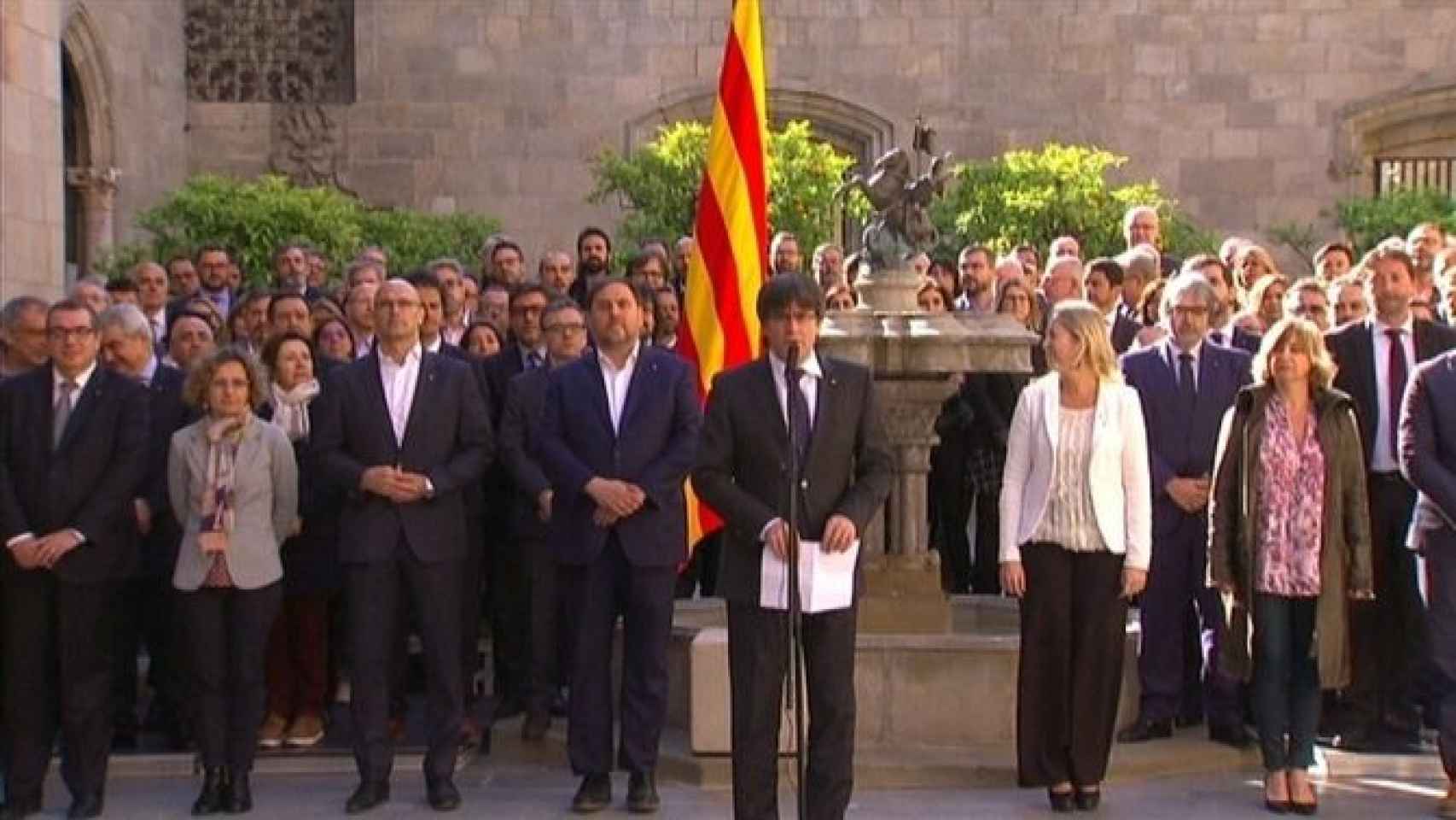 El presidente de la Generalitat, Carles Puigdemont, durante la demostración de unidad para el referéndum / CG