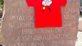 Camiseta reivindicativa de los trabajadores de TV3 sobre el monolito donde se hace referencia al expresidente Jordi Pujol / CG