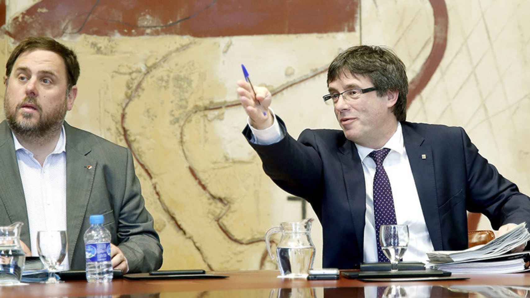 El presidente catalán Carles Puigdemont, y el vicepresidente económico, Oriol Junqueras, en una reunión del Ejecutivo autonómico. / EFE