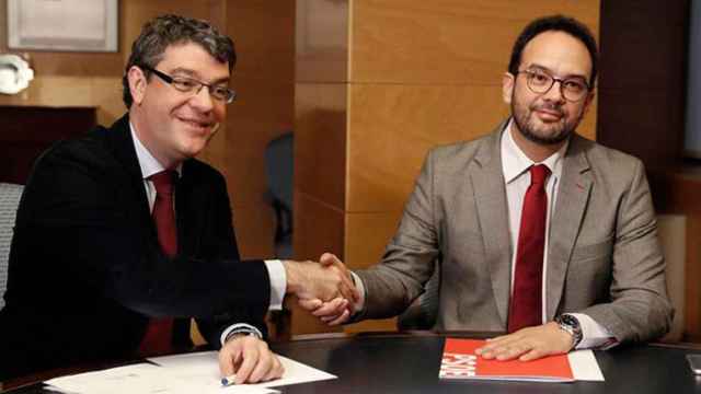 El ministro de Energía, Turismo y Agenda Digital, Álvaro Nadal, y el portavoz parlamentario del PSOE, Antonio Hernando / EFE