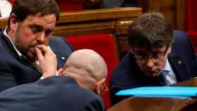 Oriol Junqueras (i) y el 'president' Carles Puigdemont (d), en una sesión parlamentaria anterior.