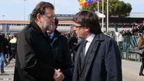 Mariano Rajoy y Carles Puigdemont, en el homenaje a las víctimas del accidente de Germanwings.
