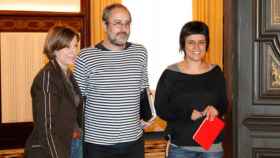 La presidenta del Parlament, Carme Forcadell, con los diputados de la CUP Antonio Baños y Anna Gabriel.