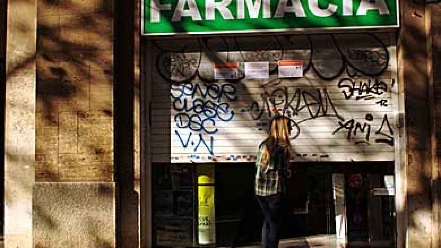 Una farmacia de Barcelona secundando la última huelga, en noviembre de 2013