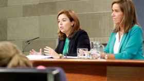 La vicepresidenta del Gobierno, Soraya Sáenz de Santamaría, y la ministra de Sanidad, Servicios Sociales e Igualdad, Ana Mato, en una rueda de prensa posterior al Consejo de Ministros