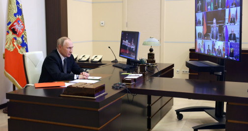 Vladímir Putin, dando órdenes desde su residencia en Rusia / EFE - EPA - GAVRIIL GRIGOROV - SPUTNIK - KREMLIN POOL