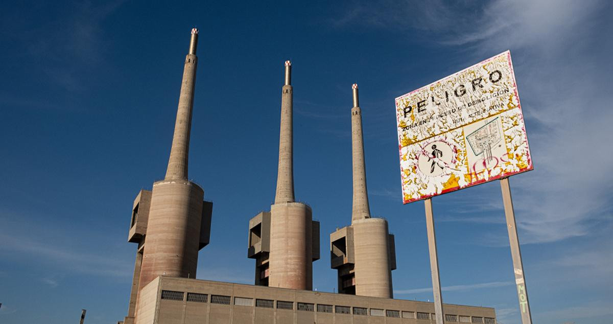 Un cartel advirtiendo del peligro de demoliciones en la central térmica de Sant Adriá del Besòs  PABLO MIRANZO