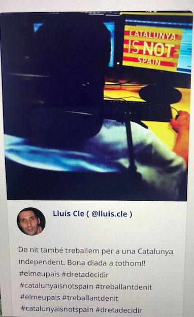 Un agente de los Mossos distribuye en las redes la imagen de un policía que posa ante un ordenador con la frase Catalonia is not Spain / CG