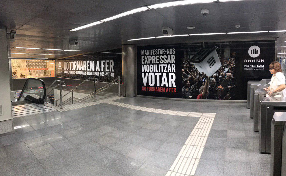 Campaña de Òmnium Cultural en el metro de Barcelona / TWITTER