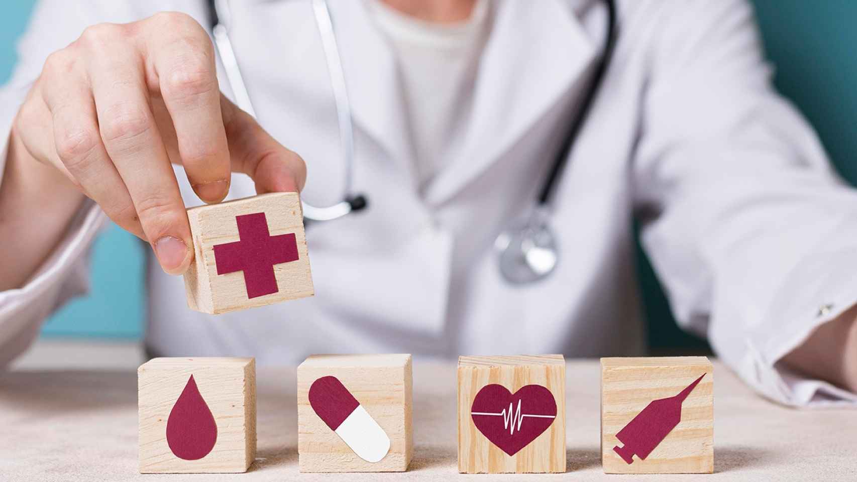Sanitario y bloques de madera con símbolos de medicina