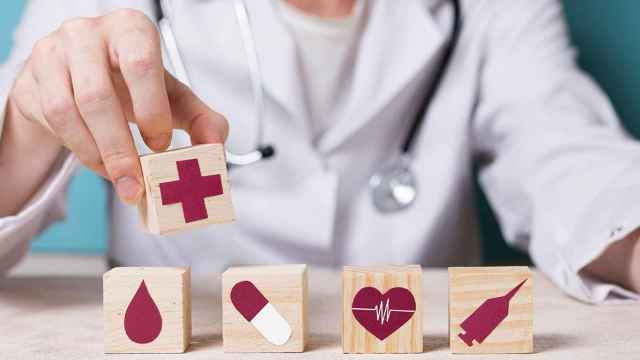Sanitario y bloques de madera con símbolos de medicina