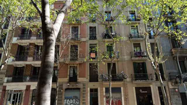 Edificio okupado en la calle Muntaner de Barcelona / CRÓNICA GLOBAL