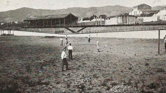Partido de fútbol en la pelouse del antiguo Velódromo de la Bonanova / LOS DEPORTES