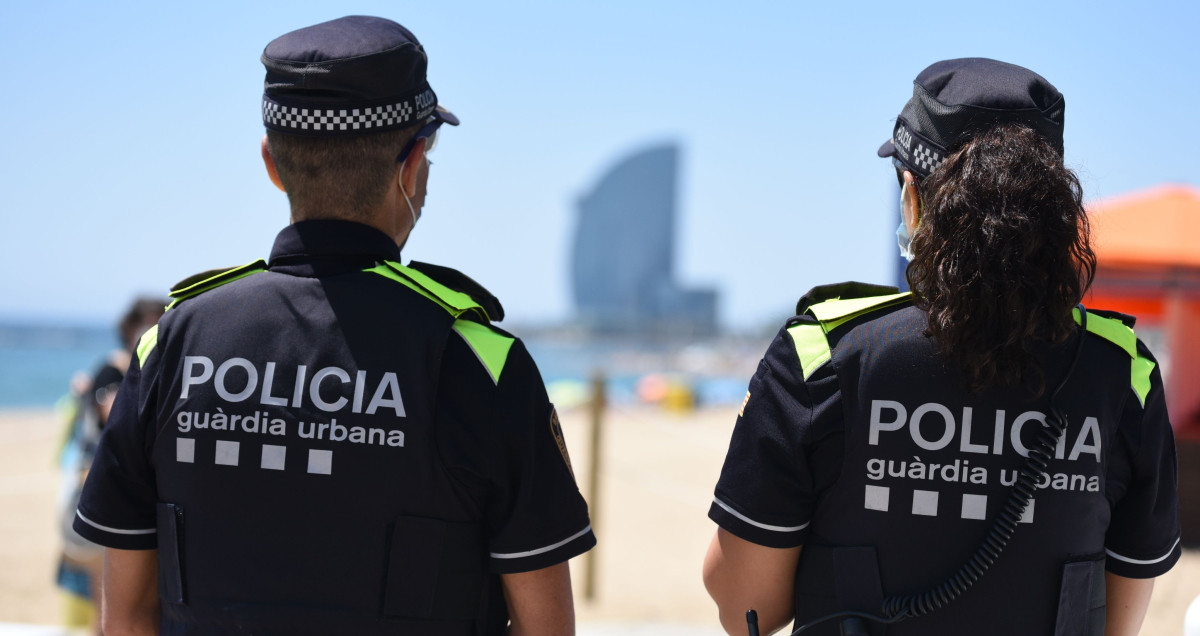 Dos agentes de la Guardia Urbana en la Barceloneta / EUROPA PRESS
