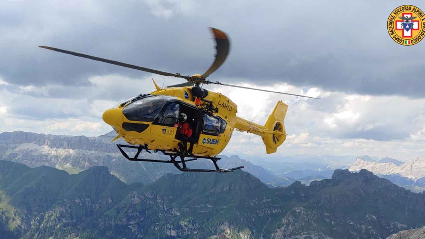 Un helicóptero del Salvamento Alpino en Italia / SALVAMENTO ALPINO DEL VENETO