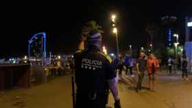 Un agente de la Guardia Urbana de Barcelona en la playa de la Barceloneta, donde se ha cometido la brutal agresión / LORENA SOPENA - EUROPA PRESS