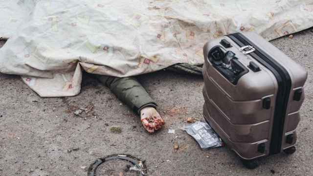 Una persona, que intentaba huir junto a su familia, yace en el suelo después del bombardeo del ejército ruso en el punto de evacuación de Irpin / EP