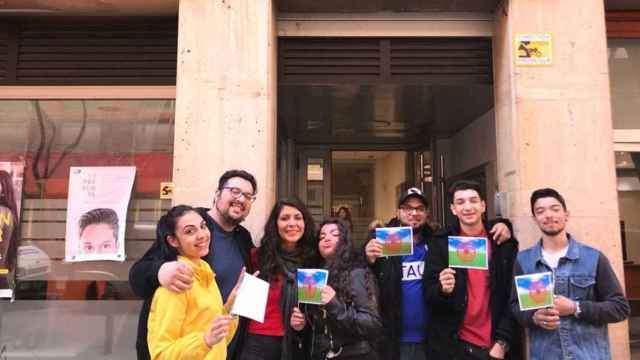 Varios jóvenes posan frente a la sede de la Fundación Secretariado Gitano de Barcelona con la bandera del Pueblo Gitano / CEDIDA