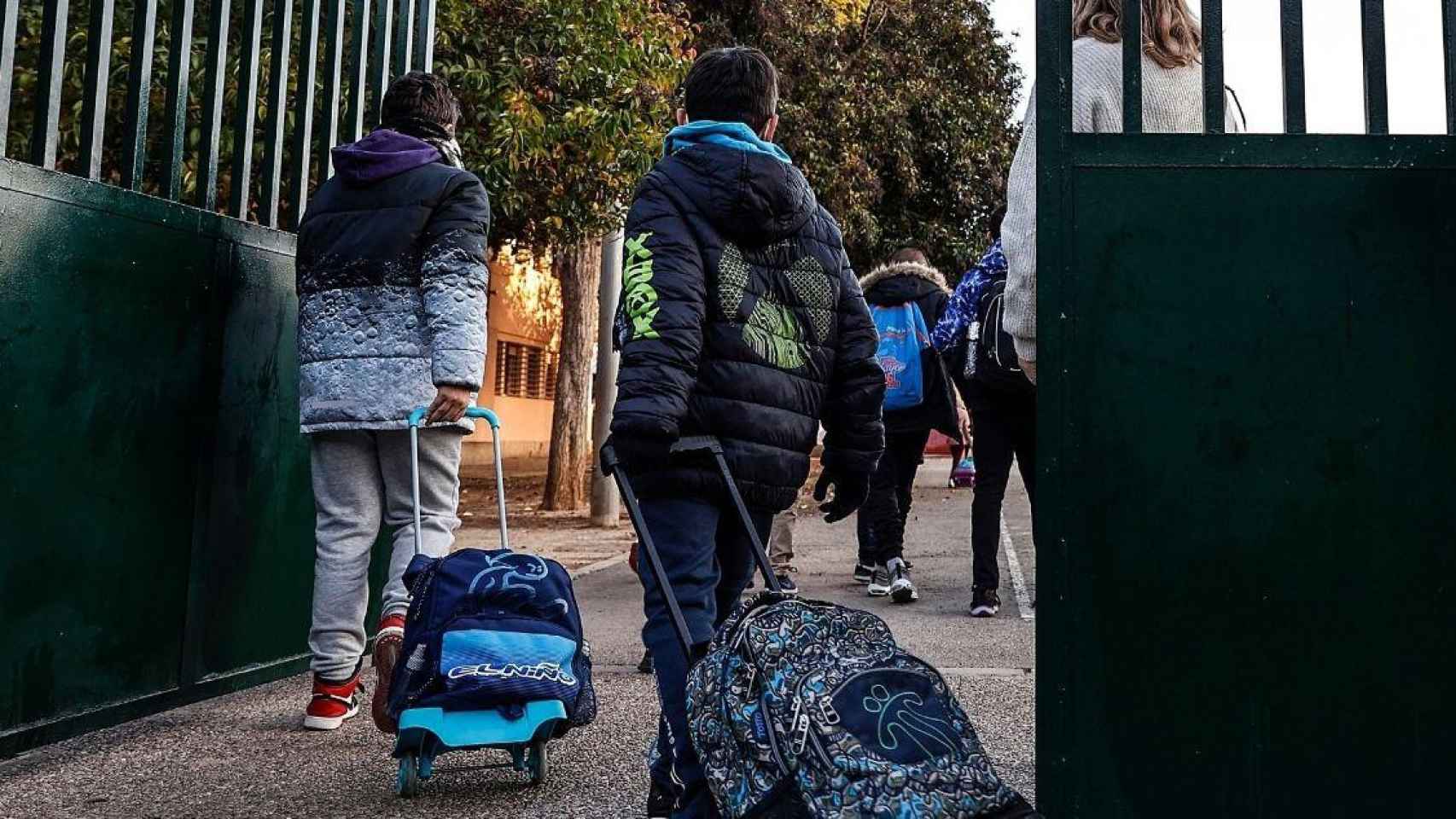 Dos niños salen del colegio tras el fin del primer trimestre escolar / Rober Solsona (EP)