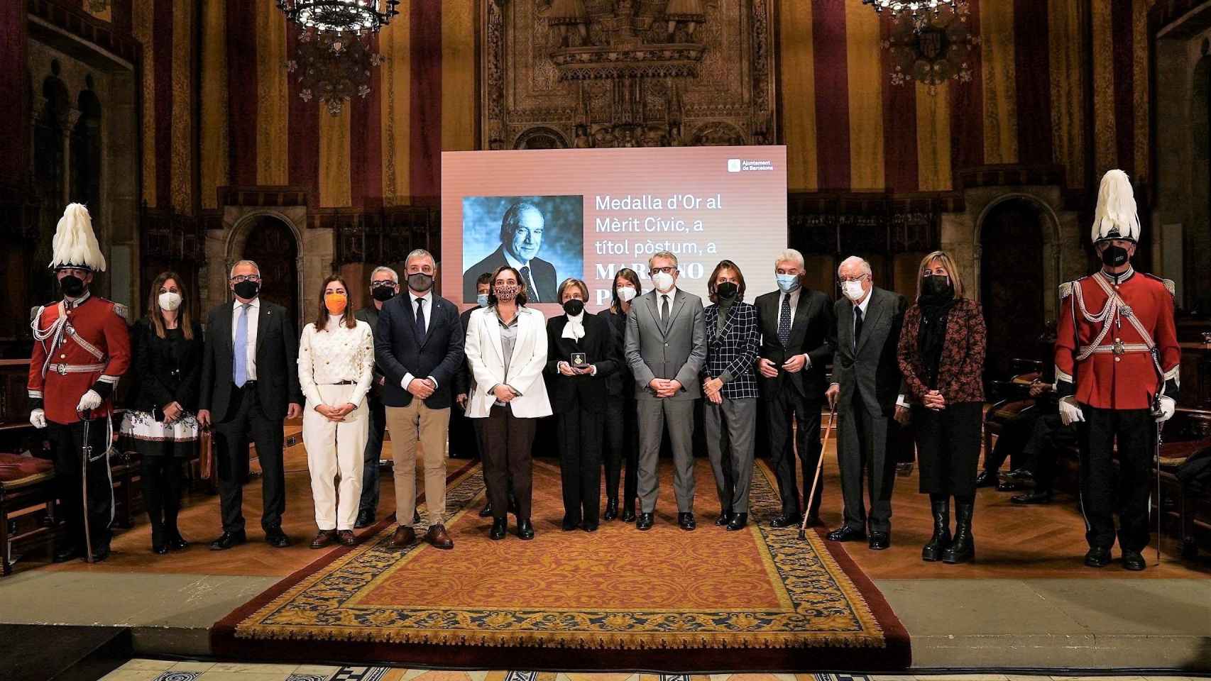 La alcaldesa de Barcelona, Ada Colau, entrega la Medalla de Oro al Mérito Cívico a título póstumo a Mariano Puig, con su viuda, sus hijos, el teniente de alcalde Jaume Collboni y la alcaldesa de L'Hospitalet, Núria Marín / AYUNTAMIENTO DE BARCELONA