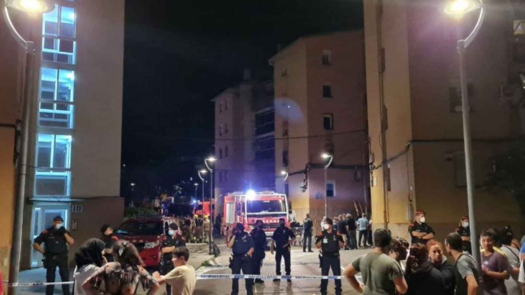 Bomberos y agentes de policía junto al piso incendiado en Olesa de Montserrat la pasada noche / AYTO. DE OLESA