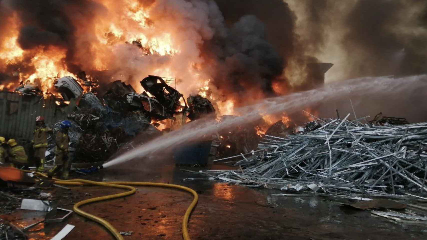 Incendio en una nave de reciclaje de Castellbisbal / BOMBERS