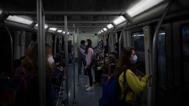 Varias personas viajan en el metro de Barcelona / EP