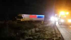 El camión accidentado en la AP-7 a la altura de Masdenverge (Tarragona) / BOMBERS