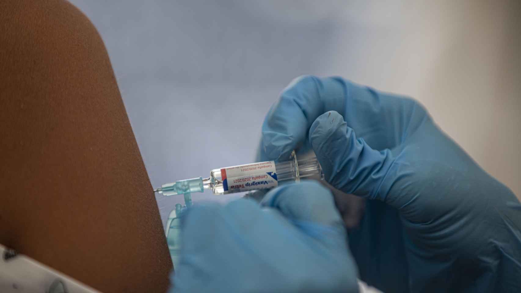 Una enfermera aplica una vacuna a un paciente / EP