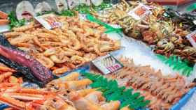 Un puesto de pescados como el salmón y mariscos frescos en un mercado / EP