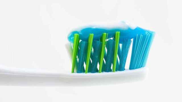 Cepillo con pasta de dientes
