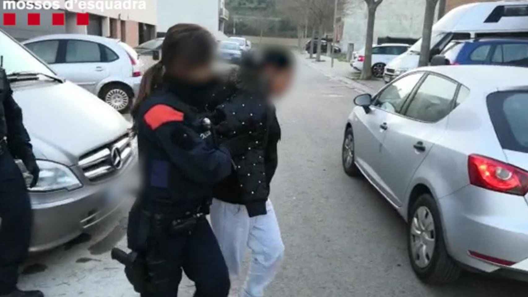 Una detenida por obligar a su hijo menor a robar móviles / MOSSOS