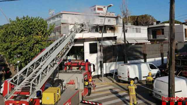 Incendio en un hotel de Castelldefels que ha obligado a desalojar a 35 personas / BOMBERS