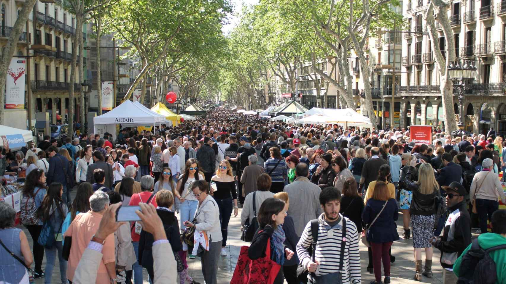 La Rambla de Barcelona durante el Sant Jordi de 2019 / EP