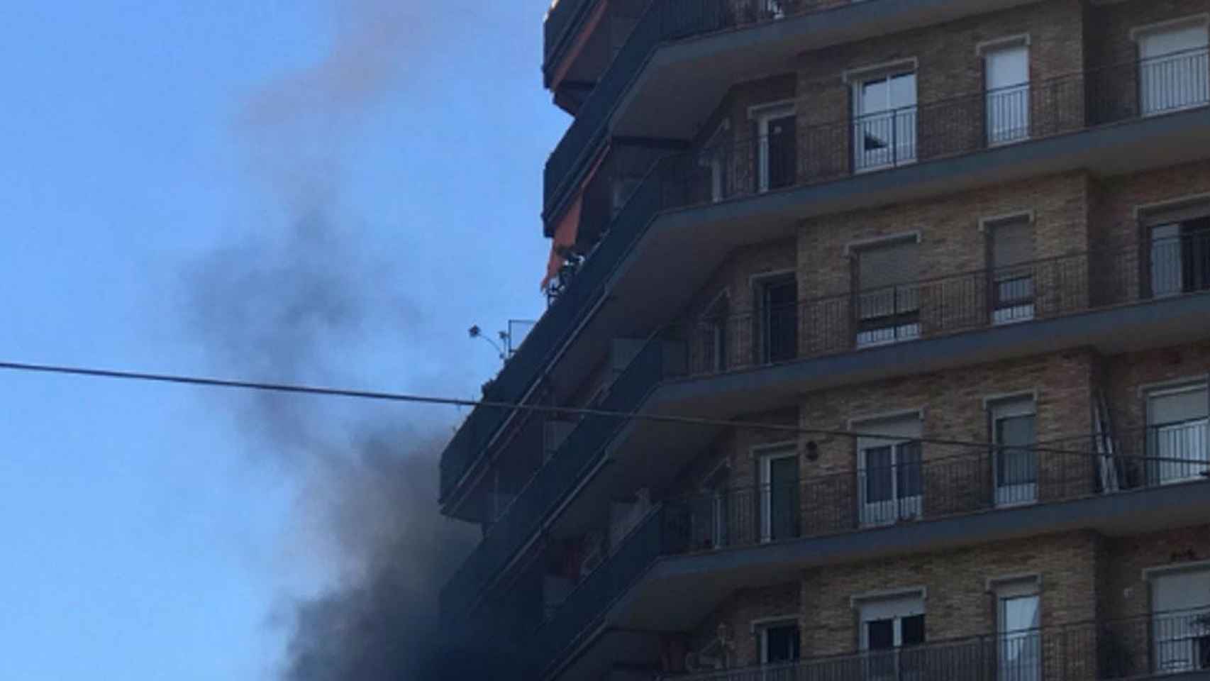 Incendio en una vivienda de la calle Llacuna / TWITTER