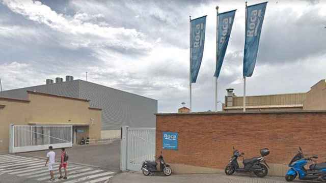 Entrada a la sede de Roca en Gavà, instalaciones con amianto / GOOGLE