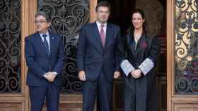 El ministro de Justicia, Rafael Catalá, Enric Millo y la decana del colegio de abogados de Barcelona, Maria Eugenia Gay / EFE