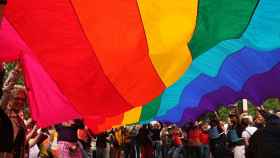 Manifestantes ondean una gran bandera del arcoíris en muestra de apoyo al colectivo LGTBI / CG