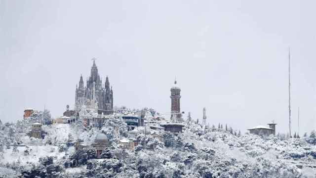 La montaña del Tibidabo en Barcelona, donde caen los primeros copos de nieve / EFE