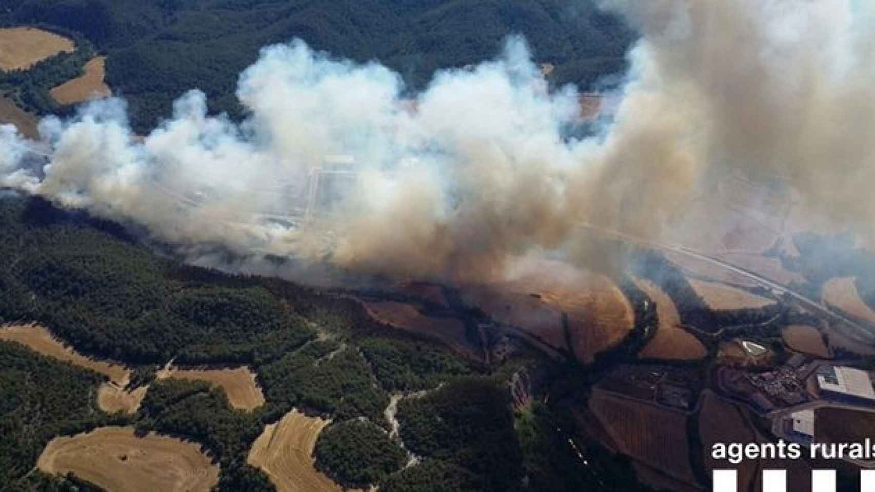 Vista aérea del fuego que afecta a Avinyó