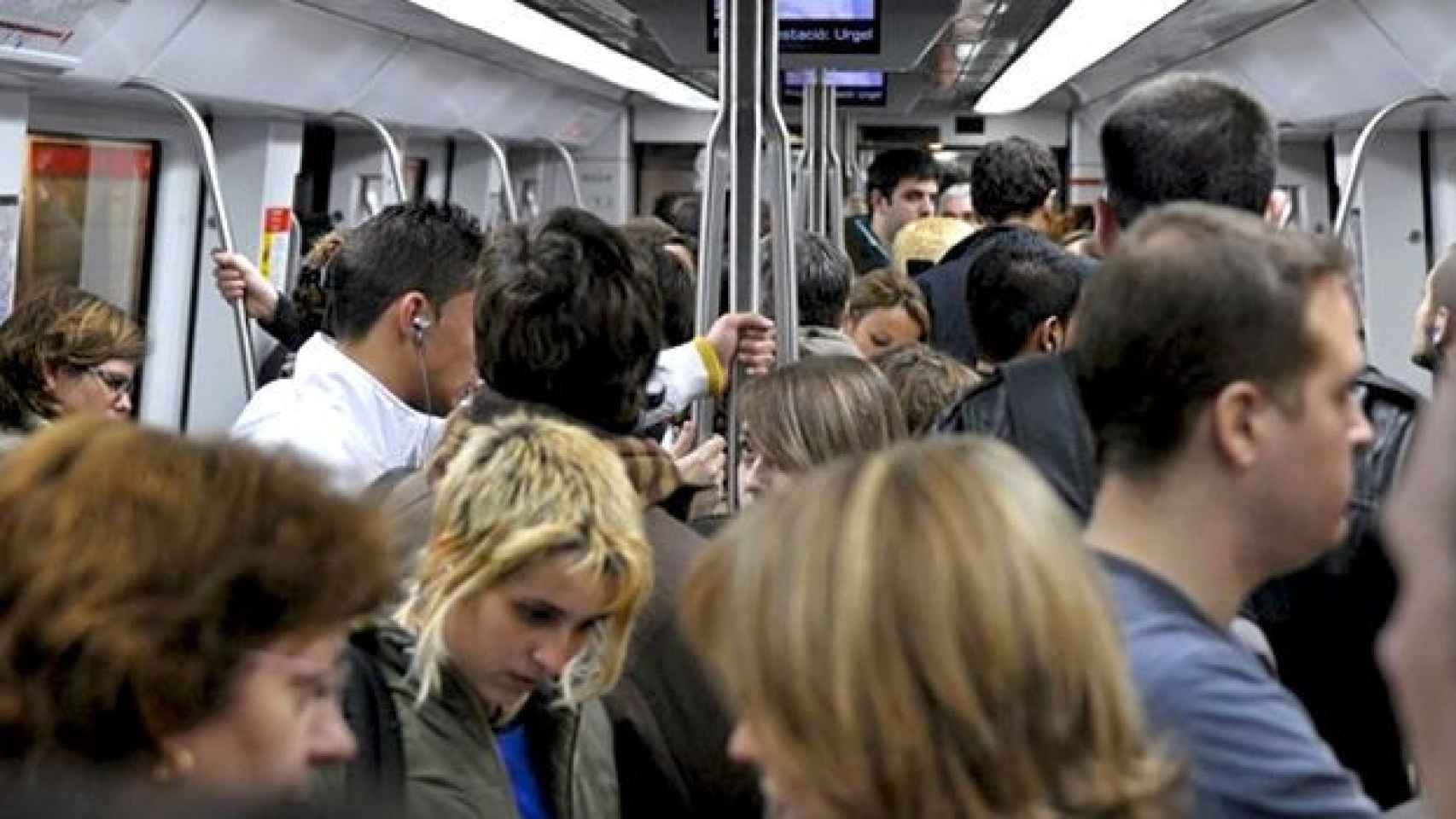 Imagen de archivo del interior del Metro de Barcelona en una de los primeros lunes con huelga de servicio / EP