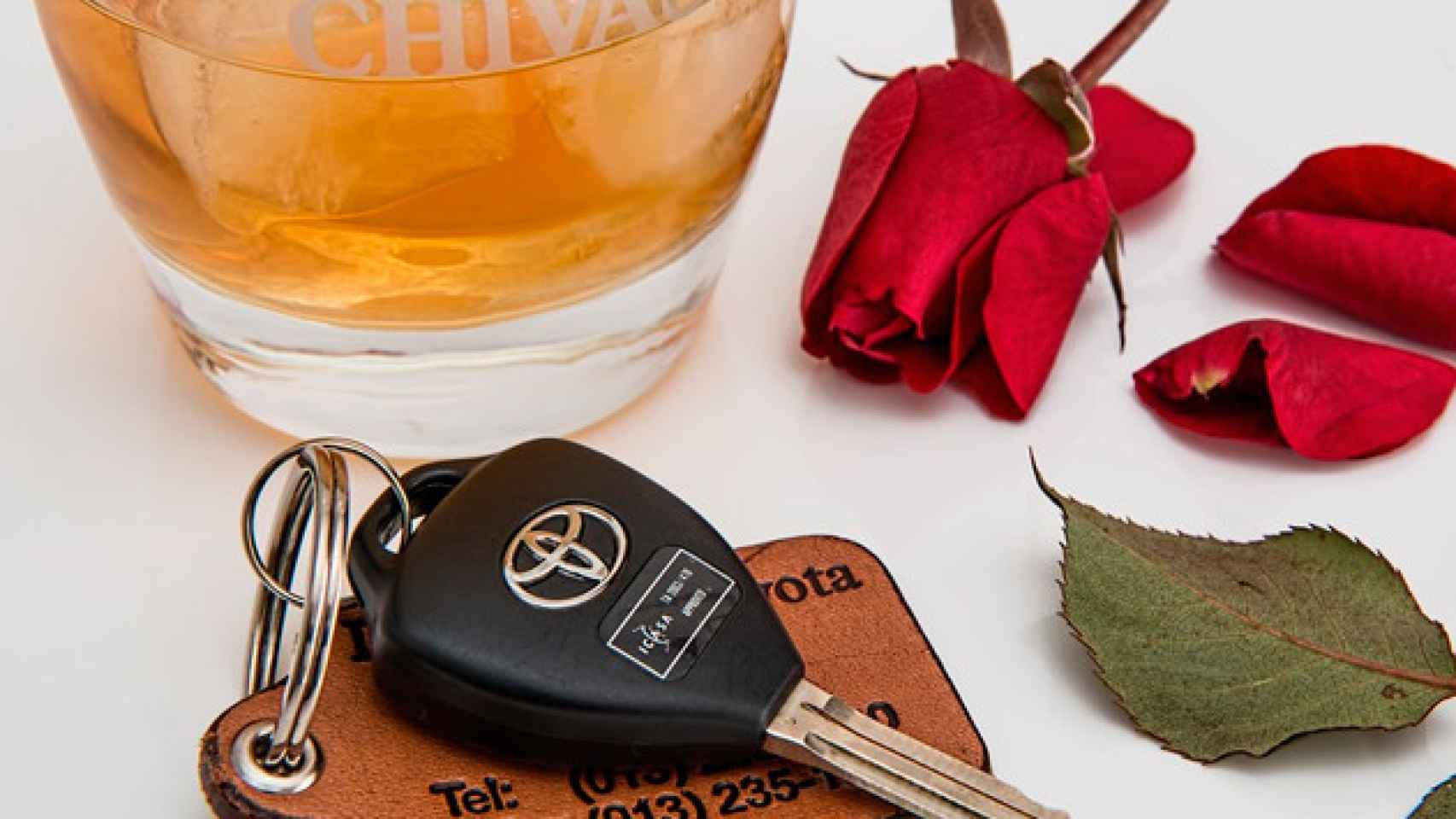 Un whisky, la llave de un coche y una rosa marchita