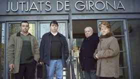 David Duaigües, en el centro, con sus parientes ante el juzgado de Girona / FACEBOOK