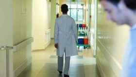 Un médico camina por el ala de un hospital en una imagen de archivo / CG