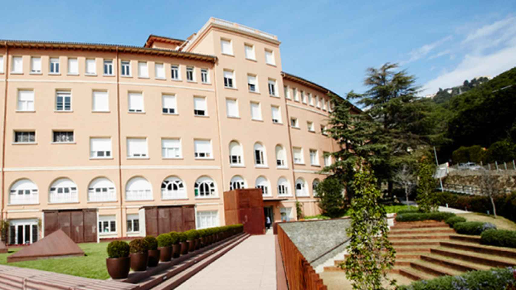 Fachada del colegio Montserrat, en Barcelona | Colegio Montserrat