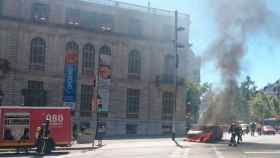 Arde un coche en Diagonal con Paseo de Gracia, en Barcelona.